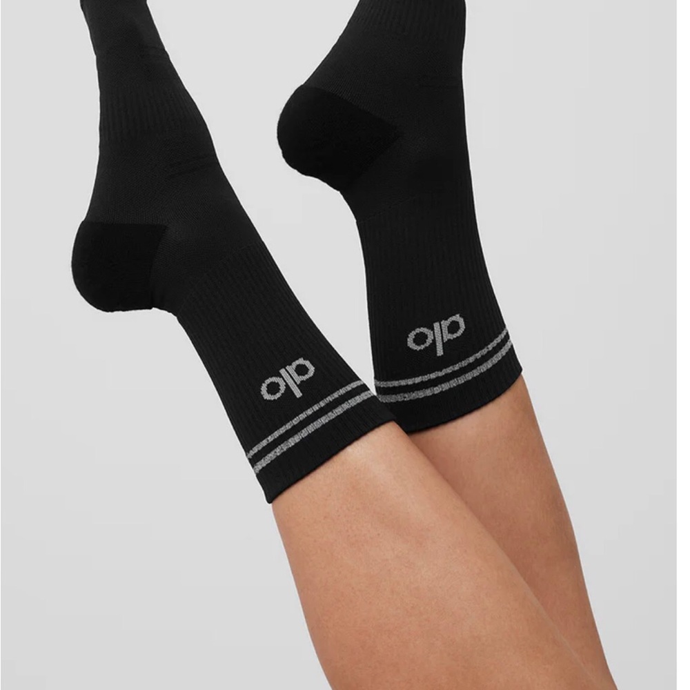 ALO Yoga Unisex Black Crew Socks with Gray Stripes